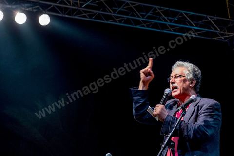 24 août 2013 : Intervention de Hamma Hammami leader du parti de gauche le Front Populaire, autour du sitin des députés au Bardo, l’opposition tunisienne, regroupée dans une coalition hétéroclite allant de l’extrême-gauche au centre-droit, a mobilisé près de 7000 de ses partisans à Tunis pour lancer sa “semaine du départ” qui doit forcer, par des manifestations pacifiques, le gouvernement dirigé par Ennahdha à démissionner après un mois d’une impasse politique déclenchée par l’assassinat d’un opposant. 