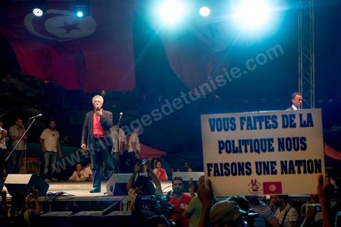 24 août 2013 : Intervention de Hamma Hammami leader du parti de gauche le Front Populaire, autour du sitin des députés au Bardo, l’opposition tunisienne, regroupée dans une coalition hétéroclite allant de l’extrême-gauche au centre-droit, a mobilisé près de 7000 de ses partisans à Tunis pour lancer sa “semaine du départ” qui doit forcer, par des manifestations pacifiques, le gouvernement dirigé par Ennahdha à démissionner après un mois d’une impasse politique déclenchée par l’assassinat d’un opposant. 