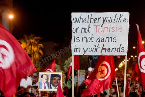 24 août 2013 : autour du sitin des députés au Bardo, l’opposition tunisienne, regroupée dans une coalition hétéroclite allant de l’extrême-gauche au centre-droit, a mobilisé près de 7000 de ses partisans à Tunis pour lancer sa “semaine du départ” qui doit forcer, par des manifestations pacifiques, le gouvernement dirigé par Ennahdha à démissionner après un mois d’une impasse politique déclenchée par l’assassinat d’un opposant. 
