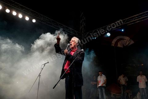 24 août 2013 : Intervention de Hamma Hammami leader du parti de gauche le Front Populaire, autour du sitin des députés au Bardo, l’opposition tunisienne, regroupée dans une coalition hétéroclite allant de l’extrême-gauche au centre-droit, a mobilisé près de 7000 de ses partisans à Tunis pour lancer sa “semaine du départ” qui doit forcer, par des manifestations pacifiques, le gouvernement dirigé par Ennahdha à démissionner après un mois d’une impasse politique déclenchée par l’assassinat d’un opposant. 