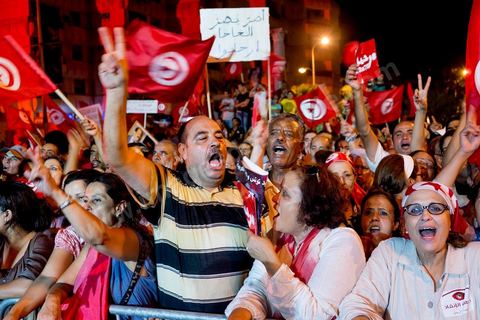 24 août 2013 : autour du sitin des députés au Bardo, l’opposition tunisienne, regroupée dans une coalition hétéroclite allant de l’extrême-gauche au centre-droit, a mobilisé près de 7000 de ses partisans à Tunis pour lancer sa “semaine du départ” qui doit forcer, par des manifestations pacifiques, le gouvernement dirigé par Ennahdha à démissionner après un mois d’une impasse politique déclenchée par l’assassinat d’un opposant. 