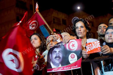 24 août 2013 : autour du sitin des députés au Bardo, l’opposition tunisienne, regroupée dans une coalition hétéroclite allant de l’extrême-gauche au centre-droit, a mobilisé près de 7000 de ses partisans à Tunis pour lancer sa “semaine du départ” qui doit forcer, par des manifestations pacifiques, le gouvernement dirigé par Ennahdha à démissionner après un mois d’une impasse politique déclenchée par l’assassinat d’un opposant. 