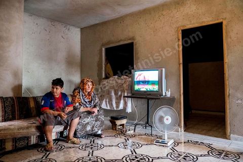 La mère et le second fils dans leur salon. Chez Ahmed et Janet RIHIME dans le quartier de Kabaria. Ces parents recherchent depuis mars 2011 leur fils Wissem, 19 ans. Le drame a doublement touché cette famille lorsque le desespoir de Janet, la mère, l'a poussé à s'immoler il y a quelques mois.