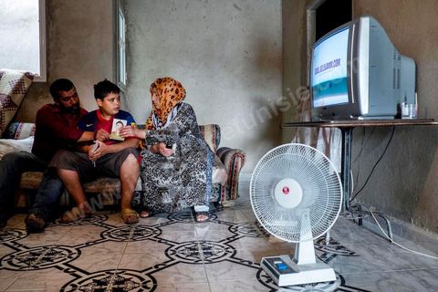 Chez Ahmed et Janet RIHIME dans le quartier de Kabaria. Ces parents recherchent depuis mars 2011 leur fils Wissem, 19 ans. Le drame a doublement touché cette famille lorsque le desespoir de Janet, la mère, l'a poussé à s'immoler il y a quelques mois.