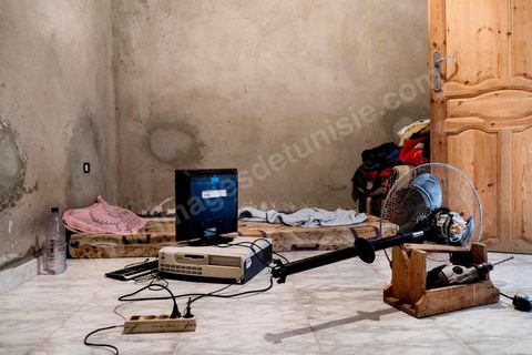 La chambre de Wissem est resté intacte depuis son départ pour l'Italie en mars 2011. Chez Ahmed et Janet RIHIME dans le quartier de Kabaria. Ces parents recherchent depuis mars 2011 leur fils Wissem, 19 ans. Le drame a doublement touché cette famille lorsque le desespoir de Janet, la mère, l'a poussé à s'immoler il y a quelques mois.