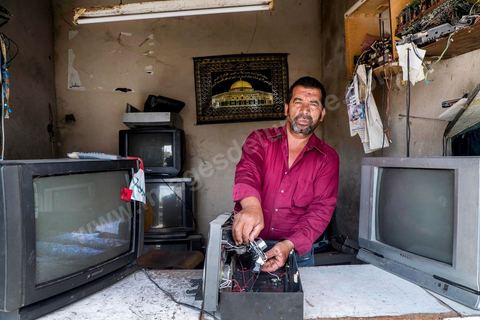 Ahmed dans son atelier de réparation de TV. Chez Ahmed et Janet RIHIME dans le quartier de Kabaria. Ces parents recherchent depuis mars 2011 leur fils Wissem, 19 ans. Le drame a doublement touché cette famille lorsque le desespoir de Janet, la mère, l'a poussé à s'immoler il y a quelques mois.