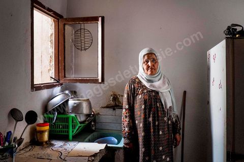Rebh dans sa cuisine. Chez Rebh et Abdelhamid Bouthouri les parents de Ibrahim disparu en mars 2011 dans le quartier de Kabaria.
