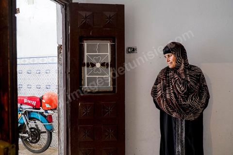 La grand mère de Omelkhir est venue vivre chez sa fille pour l'aider. Chez Omelkhir ouiretani, cette jeune femme mère de 2 enfants recherche son mari Nabil disparu sur le bateau du 29 mars 2011, dans le quartier de Kabaria.