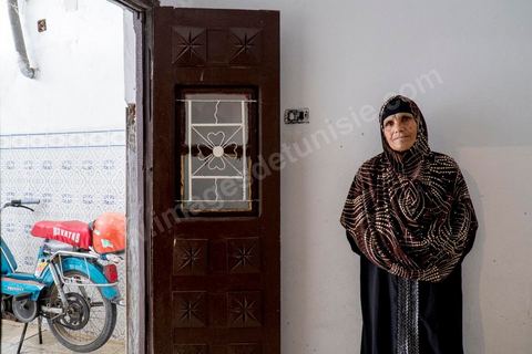 La grand mère de Omelkhir est venue vivre chez sa fille pour l'aider. Chez Omelkhir ouiretani, cette jeune femme mère de 2 enfants recherche son mari Nabil disparu sur le bateau du 29 mars 2011, dans le quartier de Kabaria.