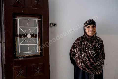 La grand mère de Omelkhir est venue vivre chez sa fille pour l'aider. Chez Omelkhir ouiretani, cette jeune femme mère de 2 enfants recherche son mari Nabil disparu sur le bateau du 29 mars 2011, dans le quartier de Kabaria.