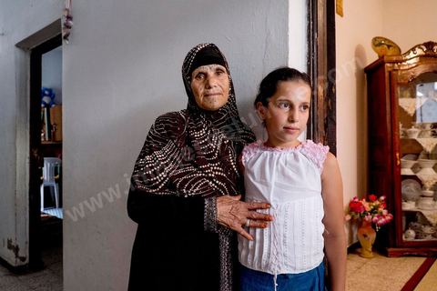 La grand mère et la grande fille de Omelkhir. Chez Omelkhir ouiretani, cette jeune femme mère de 2 filles recherche son mari Nabil disparu sur le bateau du 29 mars 2011, dans le quartier de Kabaria.