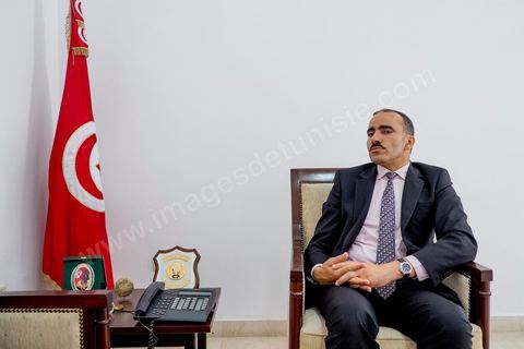 Houcine Jaziri, Secrétaire d'Etat aux migrations dans son bureau au Ministère des Affaires sociales tunisien. Au mois d'avril, quelques dizaines de parents de disparus exaspérés par l'abandon des pouvoirs publics avaient saccagé son bureau.