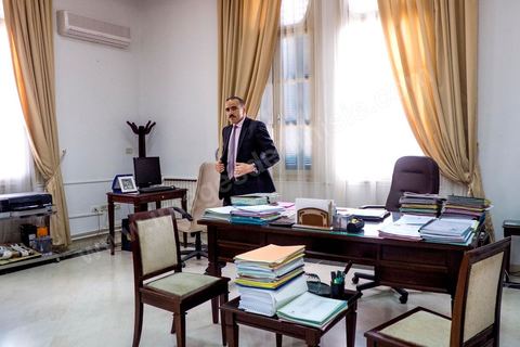 Houcine Jaziri, Secrétaire d'Etat aux migrations dans son bureau au Ministère des Affaires sociales tunisien. Au mois d'avril, quelques dizaines de parents de disparus exaspérés par l'abandon des pouvoirs publics avaient saccagé son bureau.