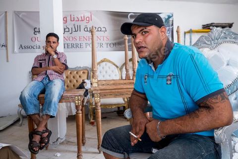 Moahmed Belaïd nous raconte dans le local de l'association une terre pour tous son périple vers l'Italie. Parti sur un bateau clandestin fin mai 2011, ce grand gaillard de 25 ans passera près de quatre mois en Italie avant de revenir précipatement suite à des problèmes au sein de réseau mafieux.