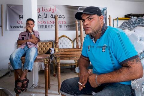 Moahmed Belaïd nous raconte dans le local de l'association une terre pour tous son périple vers l'Italie. Parti sur un bateau clandestin fin mai 2011, ce grand gaillard de 25 ans passera près de quatre mois en Italie avant de revenir précipatement suite à des problèmes au sein de réseau mafieux.