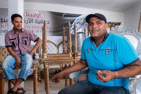 Moahmed Belaïd nous raconte dans le local de l'association une terre pour tous son périple vers l'Italie. Parti sur un bateau clandestin fin mai 2011, ce grand gaillard de 25 ans passera près de quatre mois en Italie avant de revenir précipatement suite à des problèmes au sein de réseau mafieux.