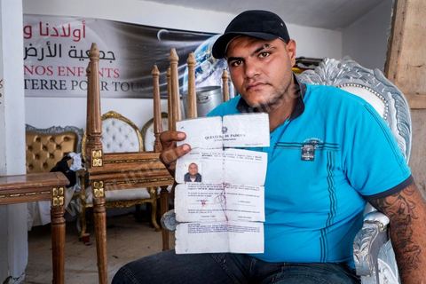 Moahmed Belaïd nous raconte dans le local de l'association une terre pour tous son périple vers l'Italie. Parti sur un bateau clandestin fin mai 2011, ce grand gaillard de 25 ans passera près de quatre mois en Italie avant de revenir précipatement suite à des problèmes au sein de réseau mafieux. Il nous présente ici le document d'obtention du titre de séjour de 3 mois.