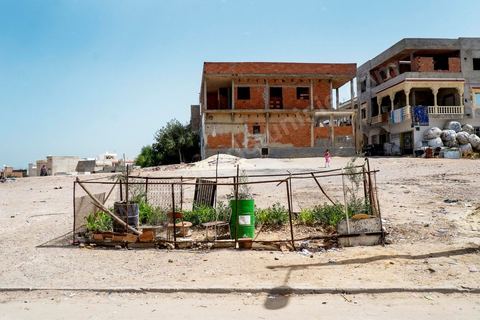 A Kabaria, quartier populaire de la banlieue sud de Tunis, Chez Nourredine MBAREK, père de Karim disparu le 29 mars 2011. Depuis le balcon de chez Nourredine vue sur Kabaria.
