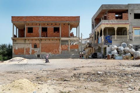 A Kabaria, quartier populaire de la banlieue sud de Tunis, Chez Nourredine MBAREK, père de Karim disparu le 29 mars 2011. Depuis le balcon de chez Nourredine vue sur Kabaria.