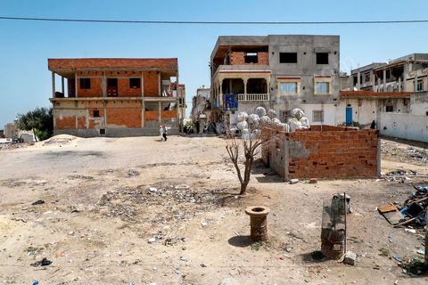 A Kabaria, quartier populaire de la banlieue sud de Tunis, Chez Nourredine MBAREK, père de Karim disparu le 29 mars 2011. Depuis le balcon de chez Nourredine vue sur Kabaria.