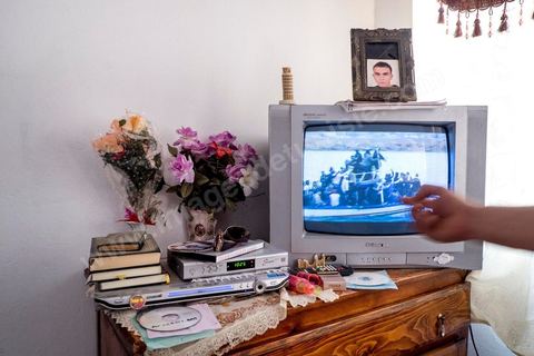 A Kabaria, quartier populaire de la banlieue sud de Tunis, Chez Nourredine MBAREK, père de Karim disparu le 29 mars 2011. Nourredine nous montre sur le reportage de Canale5 tourné à Lampedusa son fils Karim.