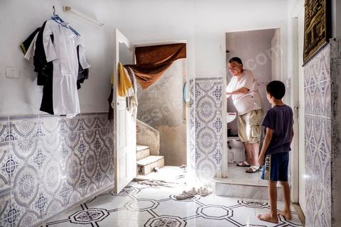 A Kabaria, quartier populaire de la banlieue sud de Tunis, Chez Nourredine MBAREK, père de Karim disparu le 29 mars 2011. Chez Nourredine.