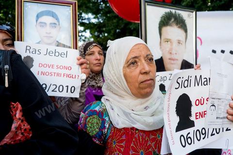 le 6 septembre 2013, une cinquantaine de familles de migrants tunisiens disparus se rassemblent avec des associations devant l'ambassade d'Italie au centre de Tunis pour demander au gouvernment italien le lancement d'une enquête. Suite une rencontre avec le secrétaire général de l'ambassade il leur demandera de voir avec leur gouvernement tunisien. 