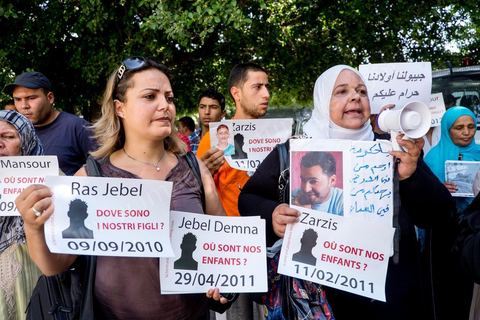 Zina Kocht, du comité tunisien en Italie, le 6 septembre 2013, une cinquantaine de familles de migrants tunisiens disparus se rassemblent avec des associations devant l'ambassade d'Italie au centre de Tunis pour demander au gouvernment italien le lancement d'une enquête. Suite une rencontre avec le secrétaire général de l'ambassade il leur demandera de voir avec leur gouvernement tunisien. 