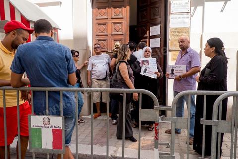 devant la porte de l'ambassade avant l'entrevue. le 6 septembre 2013, une cinquantaine de familles de migrants tunisiens disparus se rassemblent avec des associations devant l'ambassade d'Italie au centre de Tunis pour demander au gouvernment italien le lancement d'une enquête. Suite une rencontre avec le secrétaire général de l'ambassade il leur demandera de voir avec leur gouvernement tunisien. 
