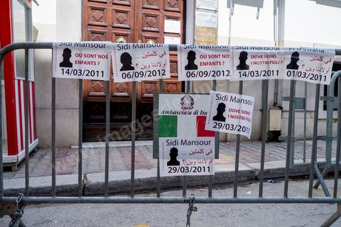 Pancarte collé devant l'ambassade d'Italie par des membres de l'association allemande watch the Med, le 6 septembre 2013, une cinquantaine de familles de migrants tunisiens disparus se rassemblent avec des associations devant l'ambassade d'Italie au centre de Tunis pour demander au gouvernment italien le lancement d'une enquête. Suite une rencontre avec le secrétaire général de l'ambassade il leur demandera de voir avec leur gouvernement tunisien. 