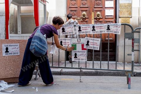 Pancarte collé devant l'ambassade d'Italie par des membres de l'association allemande watch the Med, le 6 septembre 2013, une cinquantaine de familles de migrants tunisiens disparus se rassemblent avec des associations devant l'ambassade d'Italie au centre de Tunis pour demander au gouvernment italien le lancement d'une enquête. Suite une rencontre avec le secrétaire général de l'ambassade il leur demandera de voir avec leur gouvernement tunisien. 