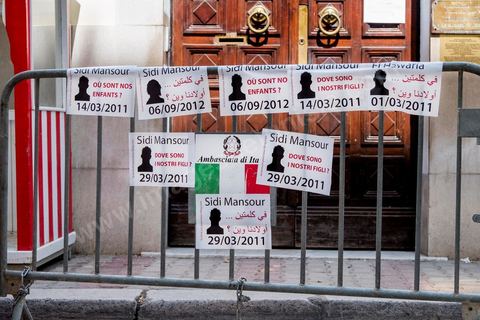 Pancarte collé devant l'ambassade d'Italie par des membres de l'association allemande watch the Med, le 6 septembre 2013, une cinquantaine de familles de migrants tunisiens disparus se rassemblent avec des associations devant l'ambassade d'Italie au centre de Tunis pour demander au gouvernment italien le lancement d'une enquête. Suite une rencontre avec le secrétaire général de l'ambassade il leur demandera de voir avec leur gouvernement tunisien. 
