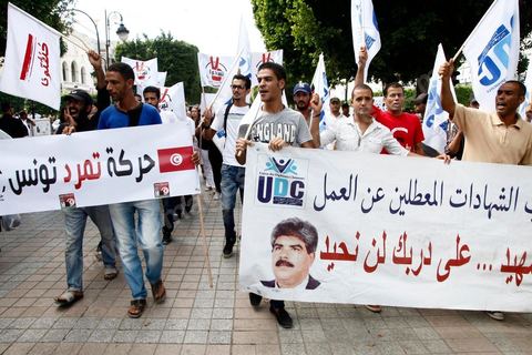2 octobre 2013 : Manifestation de l'avneue H Bourguiba à la Kasbah suite à la conférence de presse de l'IRVA (initiative sur la recherche de la vérité des assassinats), révélant documents du MI à l'appui le rôle du parti Ennahdha dans l'assassinat de Belaid en février 2013.