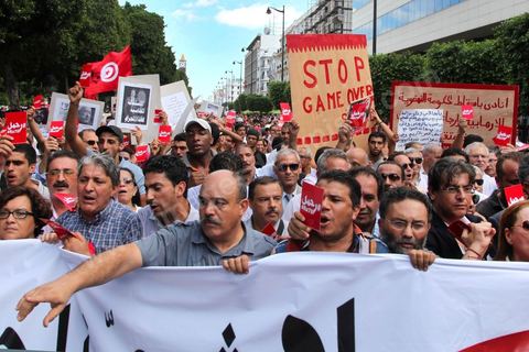 2 octobre 2013 : Manifestation de l'avneue H Bourguiba à la Kasbah suite à la conférence de presse de l'IRVA (initiative sur la recherche de la vérité des assassinats), révélant documents du MI à l'appui le rôle du parti Ennahdha dans l'assassinat de Belaid en février 2013.
