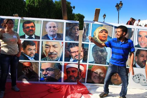 2 octobre 2013 : Manifestation de l'avneue H Bourguiba à la Kasbah suite à la conférence de presse de l'IRVA (initiative sur la recherche de la vérité des assassinats), révélant documents du MI à l'appui le rôle du parti Ennahdha dans l'assassinat de Belaid en février 2013.