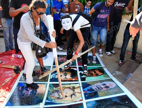 2 octobre 2013 : Manifestation de l'avneue H Bourguiba à la Kasbah suite à la conférence de presse de l'IRVA (initiative sur la recherche de la vérité des assassinats), révélant documents du MI à l'appui le rôle du parti Ennahdha dans l'assassinat de Belaid en février 2013.