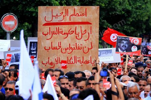 2 octobre 2013 : Manifestation de l'avneue H Bourguiba à la Kasbah suite à la conférence de presse de l'IRVA (initiative sur la recherche de la vérité des assassinats), révélant documents du MI à l'appui le rôle du parti Ennahdha dans l'assassinat de Belaid en février 2013.