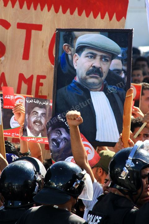 2 octobre 2013 : Manifestation de l'avneue H Bourguiba à la Kasbah suite à la conférence de presse de l'IRVA (initiative sur la recherche de la vérité des assassinats), révélant documents du MI à l'appui le rôle du parti Ennahdha dans l'assassinat de Belaid en février 2013.