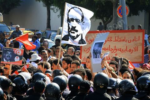 2 octobre 2013 : Manifestation de l'avneue H Bourguiba à la Kasbah suite à la conférence de presse de l'IRVA (initiative sur la recherche de la vérité des assassinats), révélant documents du MI à l'appui le rôle du parti Ennahdha dans l'assassinat de Belaid en février 2013.