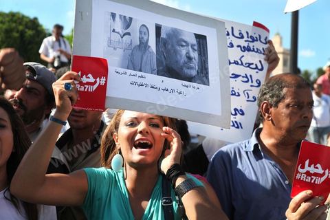 2 octobre 2013 : Manifestation de l'avneue H Bourguiba à la Kasbah suite à la conférence de presse de l'IRVA (initiative sur la recherche de la vérité des assassinats), révélant documents du MI à l'appui le rôle du parti Ennahdha dans l'assassinat de Belaid en février 2013.