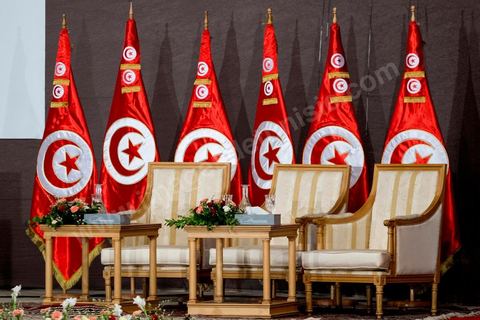 5 octobre 2013 : au palais des Congrès de Tunis démarrage du Dialogue National en présence des 3 Présidents et sous la houlette du syndicat UGTT. 4 semaines de négociations autour de la feuille de route qui prévoit la formation d'un gouvernement apolitique et l'adoption d'un calendrier électoral à la fin du mois.