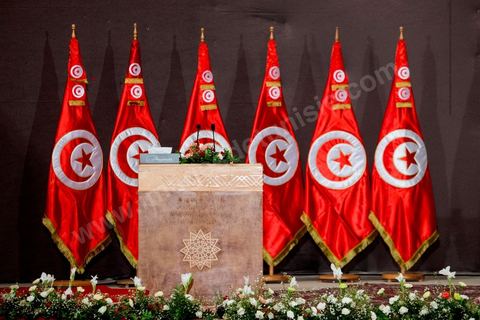 5 octobre 2013 : au palais des Congrès de Tunis démarrage du Dialogue National en présence des 3 Présidents et sous la houlette du syndicat UGTT. 4 semaines de négociations autour de la feuille de route qui prévoit la formation d'un gouvernement apolitique et l'adoption d'un calendrier électoral à la fin du mois.