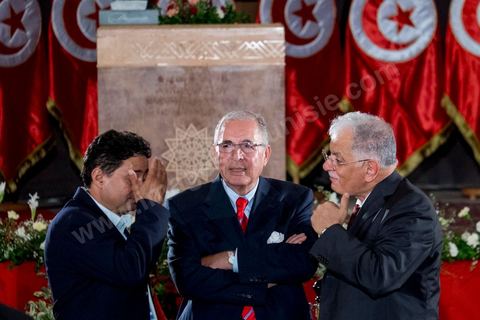5 octobre 2013 : Kamel Morjane, Membres des partis politiques et de la société civile au palais des Congrès de Tunis démarrage du Dialogue National en présence des 3 Présidents et sous la houlette du syndicat UGTT. 4 semaines de négociations autour de la feuille de route qui prévoit la formation d'un gouvernement apolitique et l'adoption d'un calendrier électoral à la fin du mois.