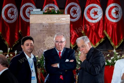 5 octobre 2013 : Kamel Morjane, Membres des partis politiques et de la société civile au palais des Congrès de Tunis démarrage du Dialogue National en présence des 3 Présidents et sous la houlette du syndicat UGTT. 4 semaines de négociations autour de la feuille de route qui prévoit la formation d'un gouvernement apolitique et l'adoption d'un calendrier électoral à la fin du mois.