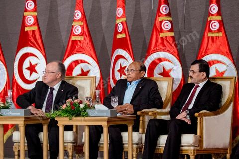5 octobre 2013 : Les 3 présidents, Ali Larayedh, président du gouvernement, Moncef Marzouki, Président de la République et Mustapha Ben Jaafar, Présidentd e l'ANC, au palais des Congrès de Tunis démarrage du Dialogue National en présence des 3 Présidents et sous la houlette du syndicat UGTT. 4 semaines de négociations autour de la feuille de route qui prévoit la formation d'un gouvernement apolitique et l'adoption d'un calendrier électoral à la fin du mois.
