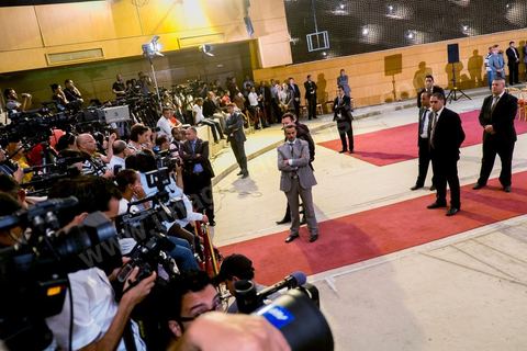 5 octobre 2013 : une presse sous haute surveilance au palais des Congrès de Tunis démarrage du Dialogue National en présence des 3 Présidents et sous la houlette du syndicat UGTT. 4 semaines de négociations autour de la feuille de route qui prévoit la formation d'un gouvernement apolitique et l'adoption d'un calendrier électoral à la fin du mois.