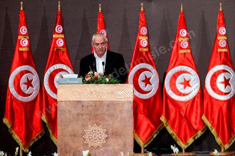 5 octobre 2013 : Discours d'ouverture de Houcine Abassi, Secrétaire Général de la syndicale UGTT, au palais des Congrès de Tunis démarrage du Dialogue National en présence des 3 Présidents et sous la houlette du syndicat UGTT. 4 semaines de négociations autour de la feuille de route qui prévoit la formation d'un gouvernement apolitique et l'adoption d'un calendrier électoral à la fin du mois.