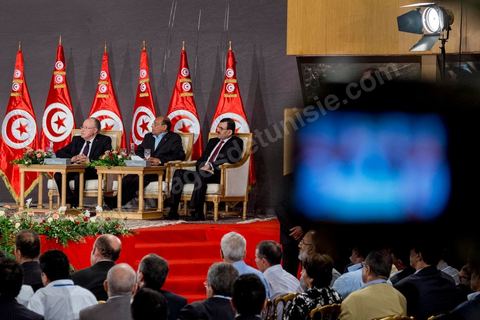 5 octobre 2013 : Les 3 présidents, Ali Larayedh, président du gouvernement, Moncef Marzouki, Président de la République et Mustapha Ben Jaafar, Présidentd e l'ANC, au palais des Congrès de Tunis démarrage du Dialogue National en présence des 3 Présidents et sous la houlette du syndicat UGTT. 4 semaines de négociations autour de la feuille de route qui prévoit la formation d'un gouvernement apolitique et l'adoption d'un calendrier électoral à la fin du mois.