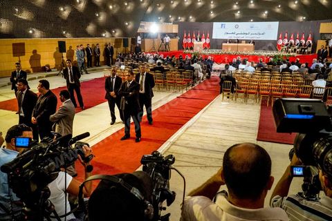 5 octobre 2013 : une presse sous haute surveilance au palais des Congrès de Tunis démarrage du Dialogue National en présence des 3 Présidents et sous la houlette du syndicat UGTT. 4 semaines de négociations autour de la feuille de route qui prévoit la formation d'un gouvernement apolitique et l'adoption d'un calendrier électoral à la fin du mois.