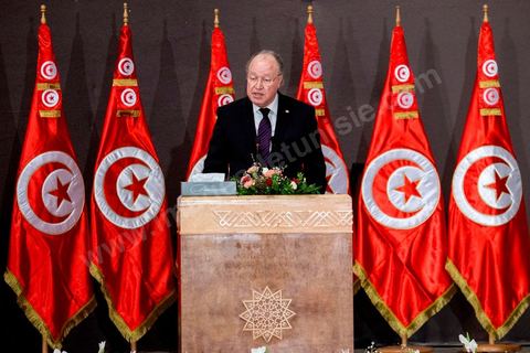 5 octobre 2013 : Discours de Mustapha Ben Jaafar, Président de l'ANC, au palais des Congrès de Tunis démarrage du Dialogue National en présence des 3 Présidents et sous la houlette du syndicat UGTT. 4 semaines de négociations autour de la feuille de route qui prévoit la formation d'un gouvernement apolitique et l'adoption d'un calendrier électoral à la fin du mois.